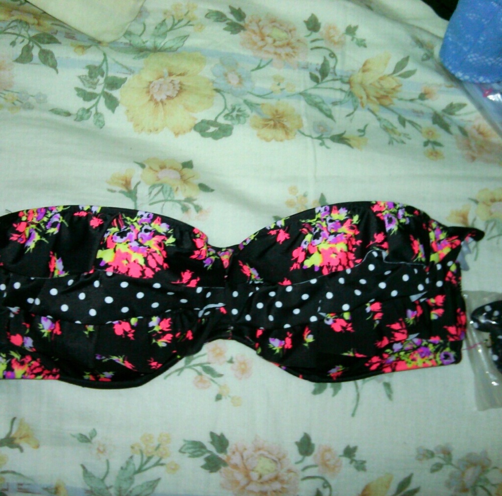 New Rare Victoria's Secret Push Up Ruffle Bikini Top Bathing Suit Swimsuit